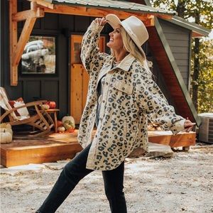 Good Outfit Day Corduroy Leopard Jacket in Beige
Meritt